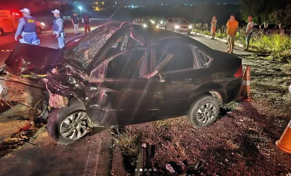 Testemunhas disseram que os carros bateram de frente — Foto: CBMAL