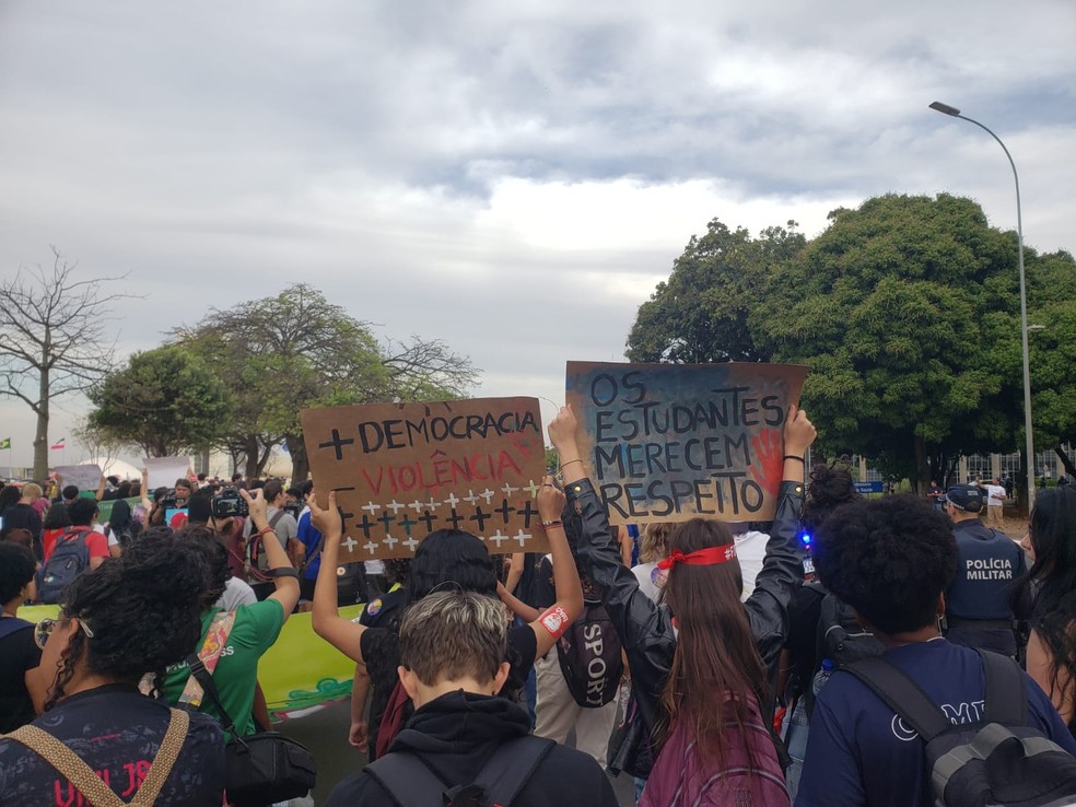Estudantes desocupam UFPR, mas vão a Brasília protestar contra