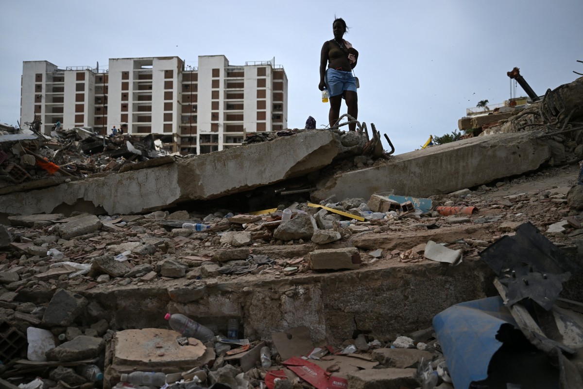 'A vida parou': venezuelanos cavam entre escombros duas semanas após terremoto