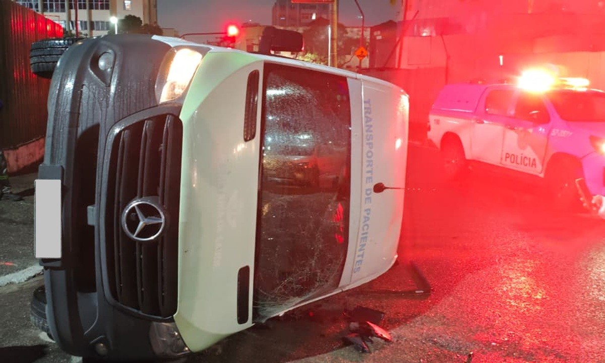 Van que transportava pacientes de São Pedro da Aldeia tomba e deixa seis feridos em Niterói