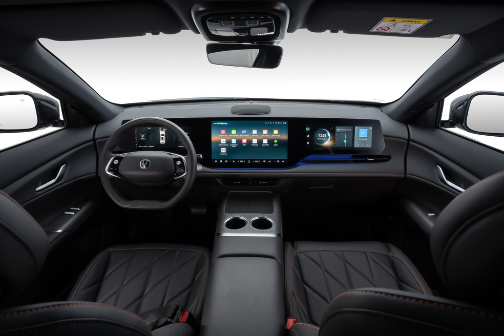 Interior do CAOA Changan CS75 tem três telas — Foto: Divulgação / CAOA Changan