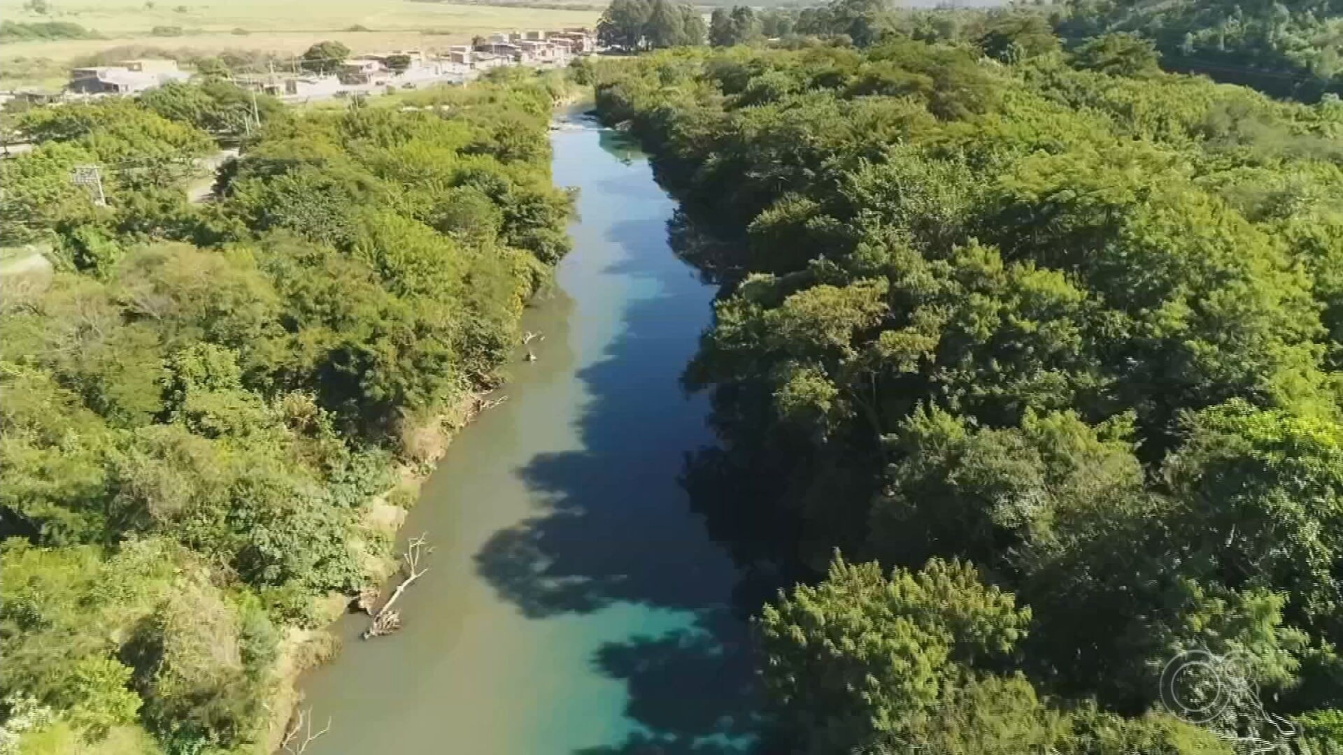 Especialista diz que corante que deixou córrego e rio azuis é tóxico em grande quantidade e pode ficar no ambiente por muito tempo