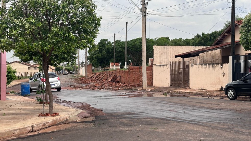Chuva forte provocou quedas de muros em Potirendaba (SP) — Foto: Prefeitura de Potirendaba/Divulgação