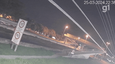 VÍDEO: veja o momento em que caminhão derruba parte de passarela na Rodovia Anhanguera