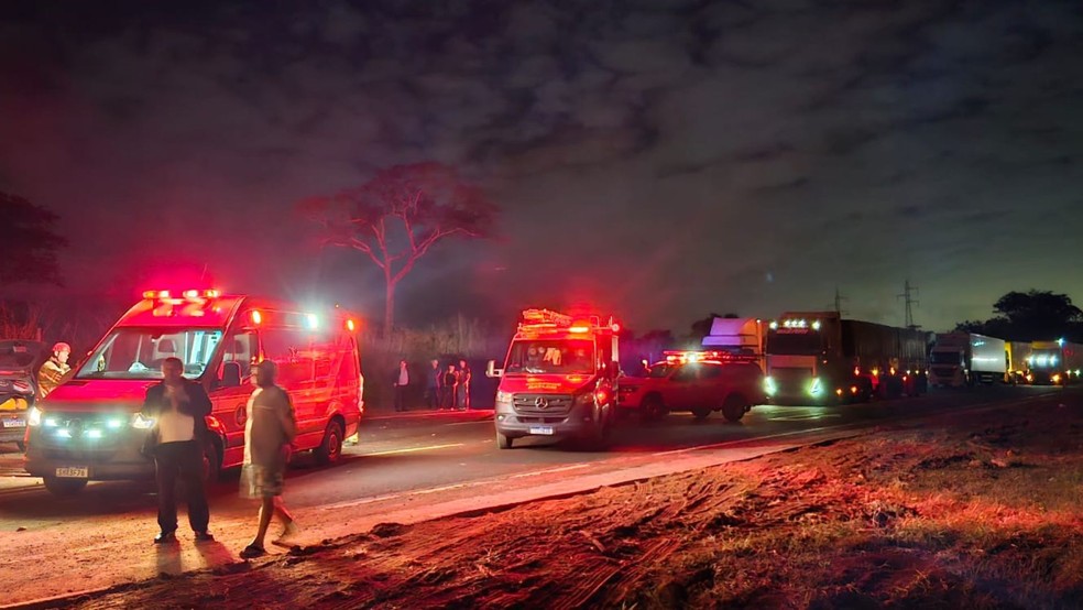 Feridos em carro de escolta foram socorridos pelos Bombeiros e Ecovias — Foto: Corpo de Bombeiros/Divulgação