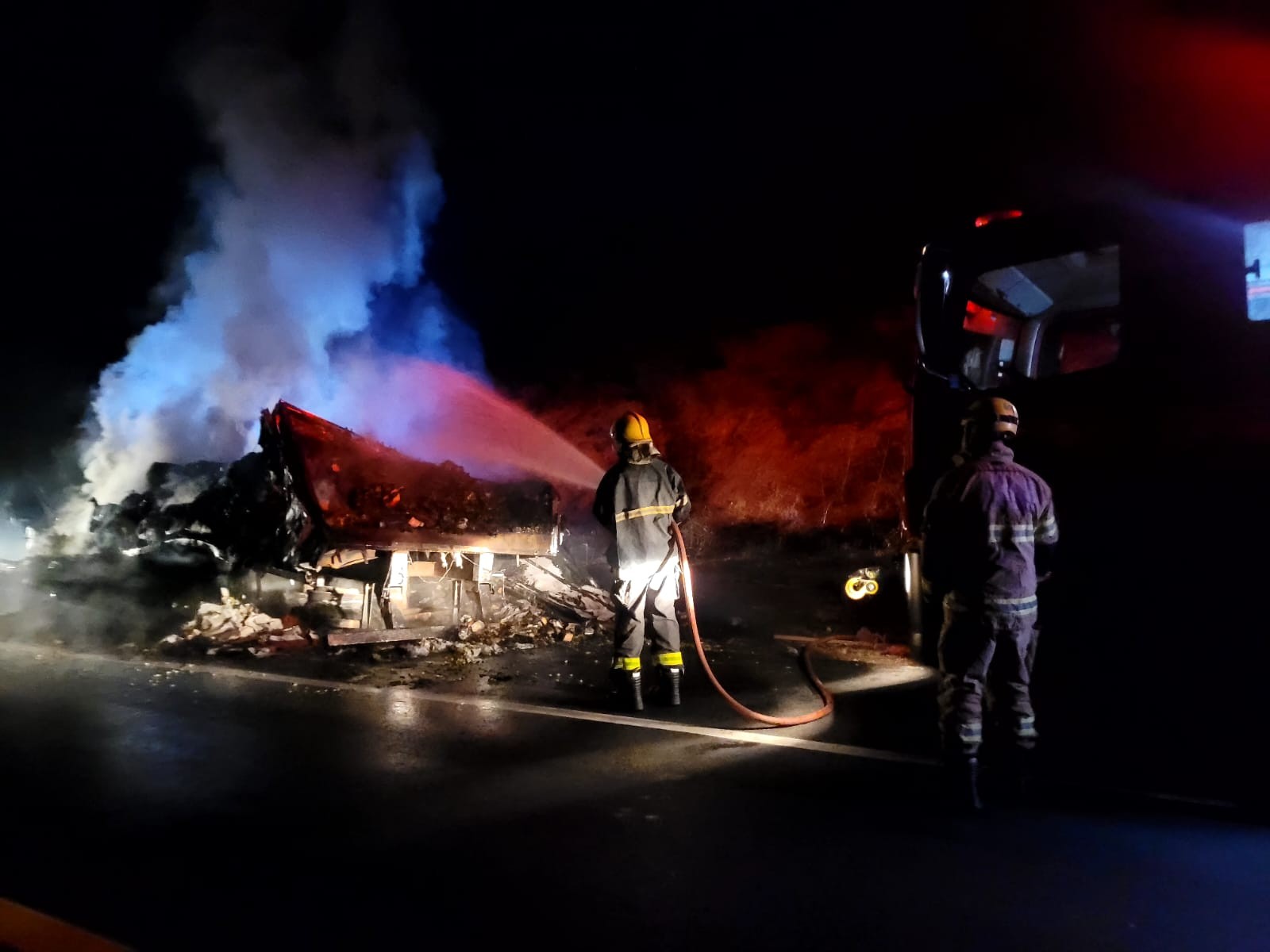 Carreta carregada de uvas é atingida por incêndio na BR-251