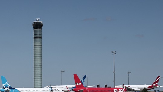 Greve de controladores na França cancela centenas de voos e afeta viagens no início do verão europeu - Paralisação ocorre em meio a críticas de sindicatos do setor aéreo francês, citando falta de pessoal e tecnologia defasada.