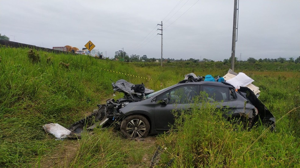 Carro fica destruído após sair de pista e capotar em acidente que matou mãe e filha em São João do Sul — Foto: PRF/Divulgação