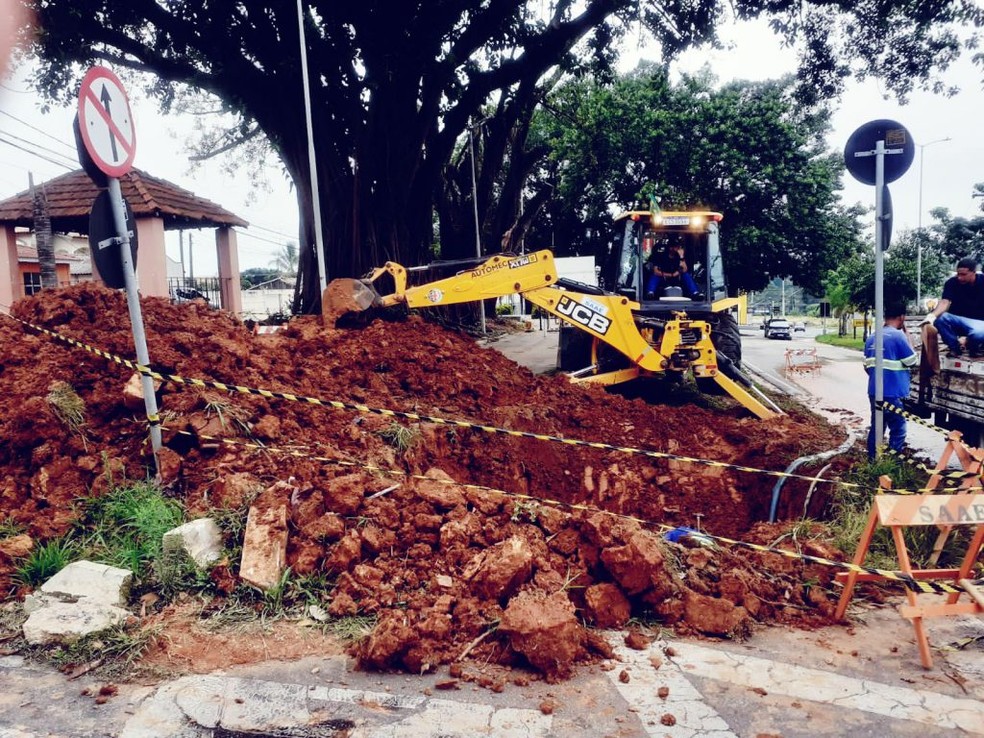 Rompimento de tubulação da Sanepar leva transtorno à Avenida São Domingos e  pode afetar abastecimento de água - Maringá Post