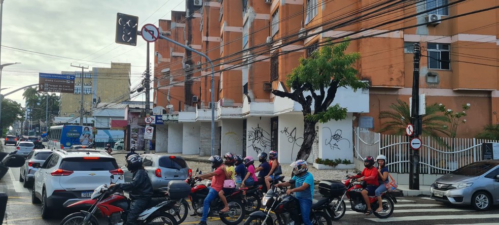 Cruzamento da Rua Visconde de Mauá com Avenida Pontes Vieira, no Bairro Dionísio Torres, em Fortaleza, amanheceu com semáforos apagados por conta do furto de cabos. — Foto: Rafaela Duarte/ SVM