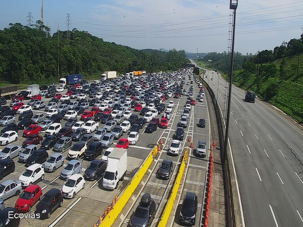 Motoristas enfrentam lentidão na manhã desta quarta-feira (15) na rodovia Imigrantes e na Cônego Domenico Rangoni — Foto: Ecovias