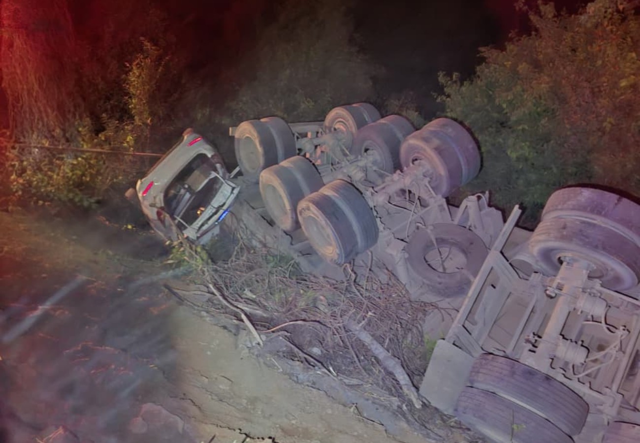 Mulher morre soterrada por soja após carreta tombar durante acidente na TO-040