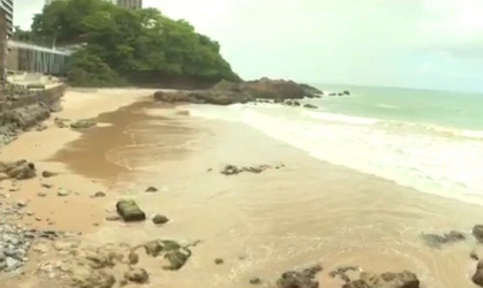 Adolescente de 16 anos desaparece ao entrar no mar da praia de Ondina, em Salvador — Foto: Reprodução/TV Bahia