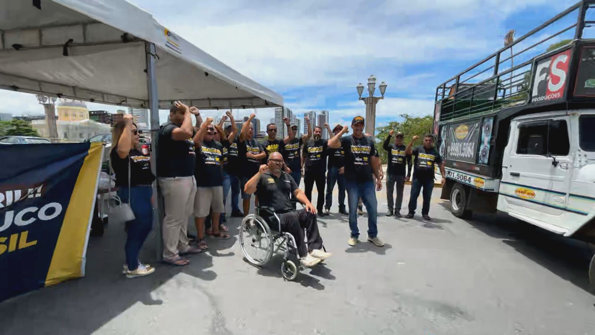 Pelo segundo dia, policiais civis acampam em ponte em protesto por melhores condições de trabalho