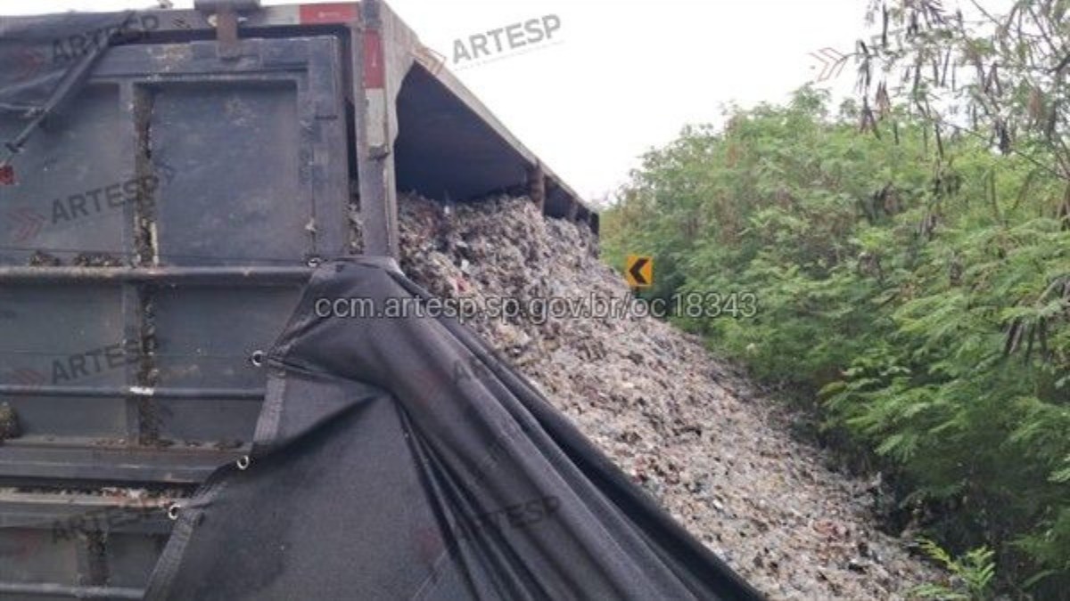 Carreta tomba e bloqueia alça de acesso da Rodovia João Leme dos Santos em Votorantim