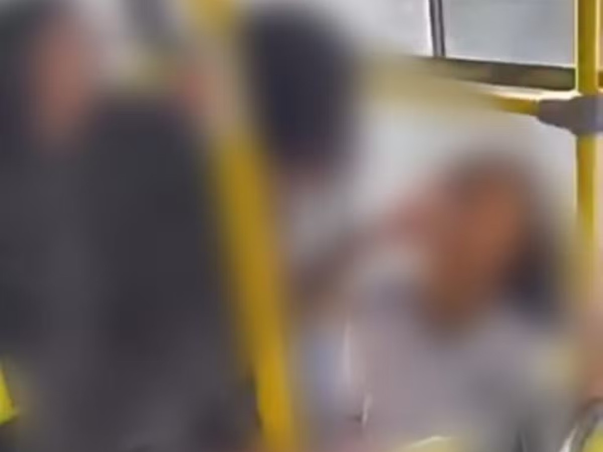VÍDEO: Adolescente é agredida com mais de 30 socos na cabeça e puxões de cabelo dentro de ônibus em MG