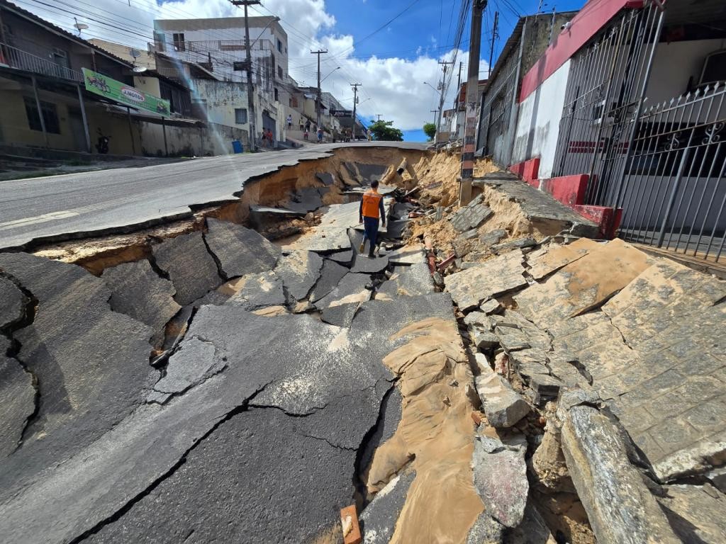 Após rompimento de tubulação, Avenida Pedro Calazans em Aracaju deve permanecer fechada durante toda a semana