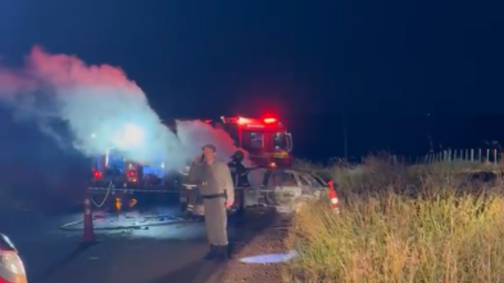 Carro pega fogo após batida na RS-377 e motorista morre; cinco pessoas ficam feridas