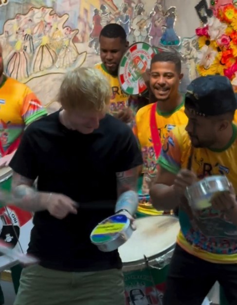 Ed Sheeran posa com integrantes da Grande Rio e faz graça com a bateria após jogo no Maracanã