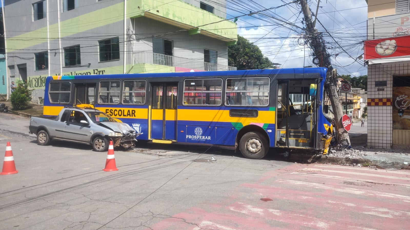 VÍDEO: Câmeras flagram momento em que ônibus escolar sofre acidente na Grande BH
