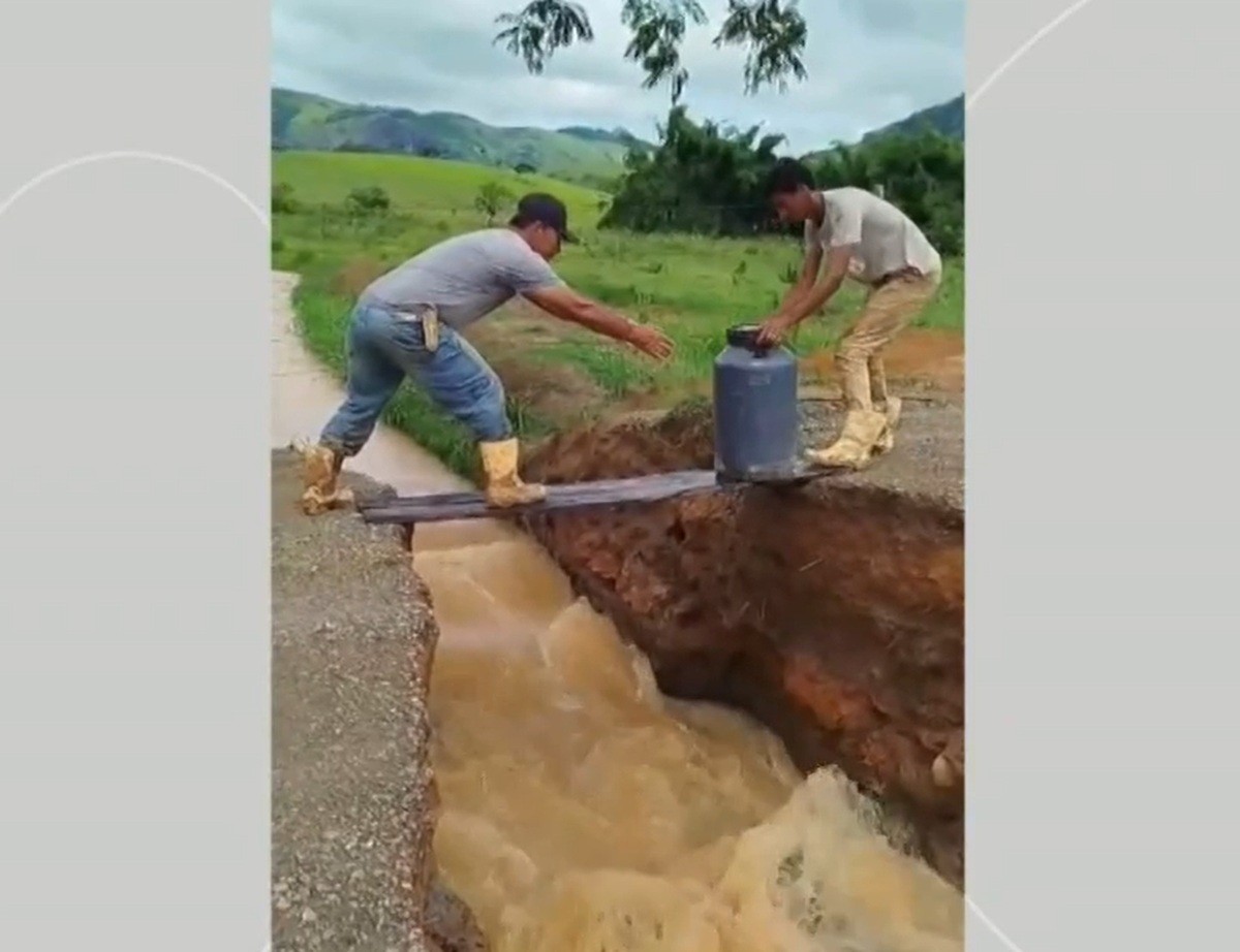 Ponte cai após fortes chuvas e deixa produtores rurais isolados em Itajara
