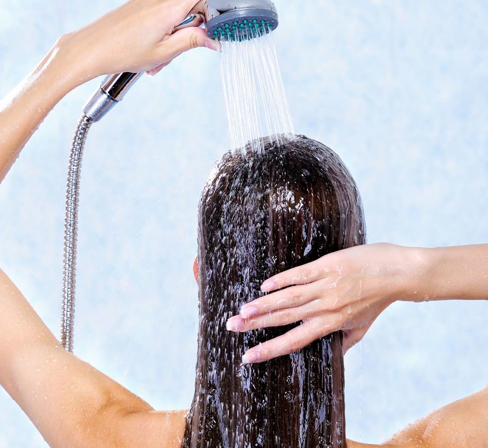 Lavar o cabelo todos os dias faz mal? — Foto: Imagem de valuavitaly no Freepik