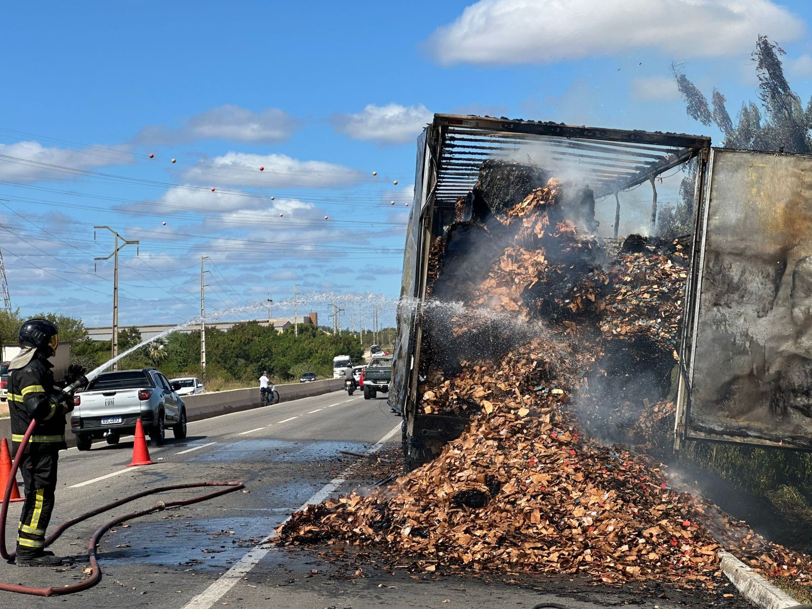 Carreta carregada com papelão prensado pega fogo na BR-304 em Mossoró