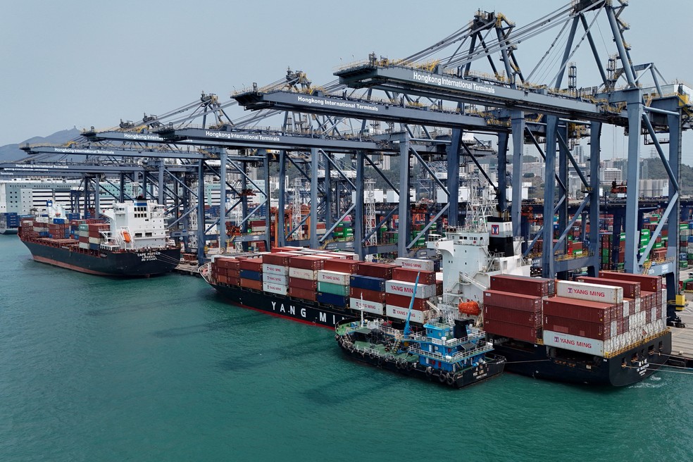 Uma visão aérea mostra contêineres nos terminais do porto de Kwai Chung, em Hong Kong, China , em 3 de abril de 2025 — Foto: REUTERS/Tyrone Siu/Foto de arquivo 