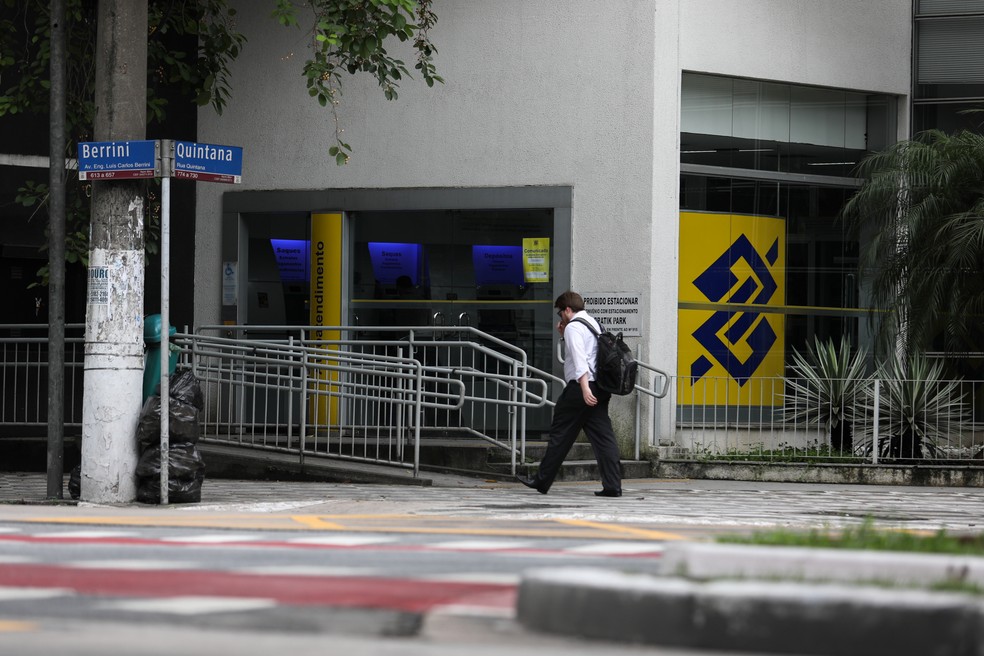 Um homem passa por uma agência do Banco do Brasil na avenida Berrini, na zona sul de São Paulo — Foto: Marcelo Brandt/G1