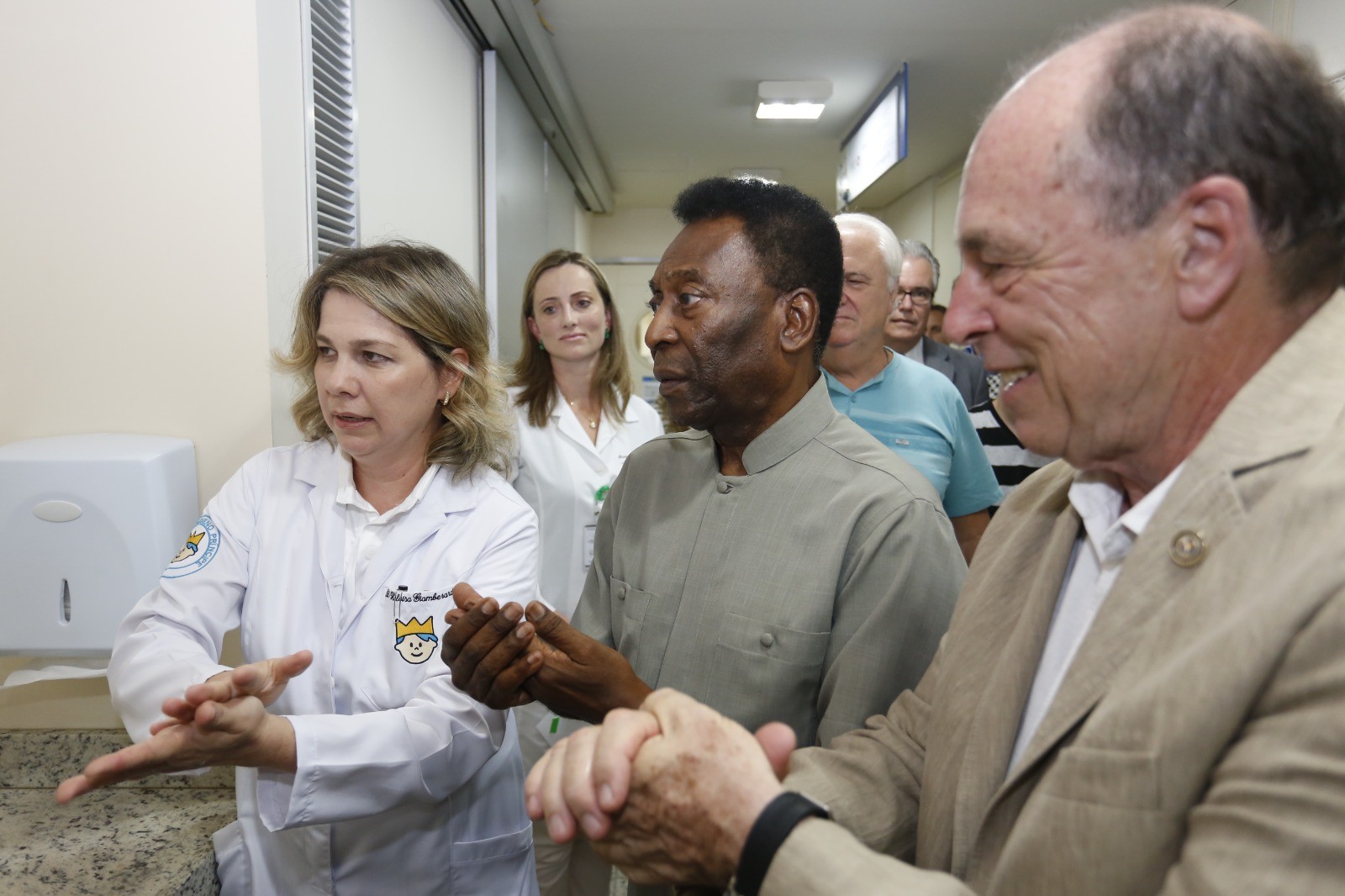 Em vídeo raro, Pelé aparece ensinando  a lavar as mãos em campanha de hospital de Curitiba; assista