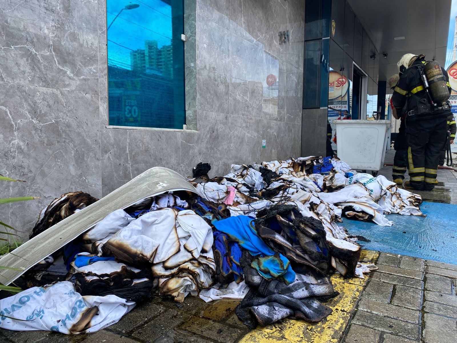 Vídeo: Incêndio atinge hospital no Centro de Fortaleza e pacientes são transferidos