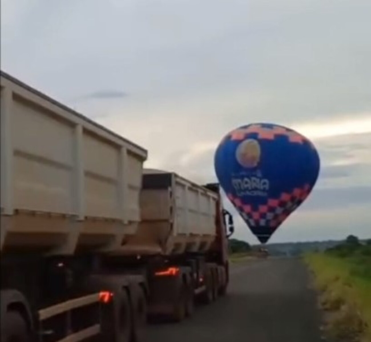 Balão cruza estrada no momento em que carreta passa em MS e vídeo causa susto nas redes