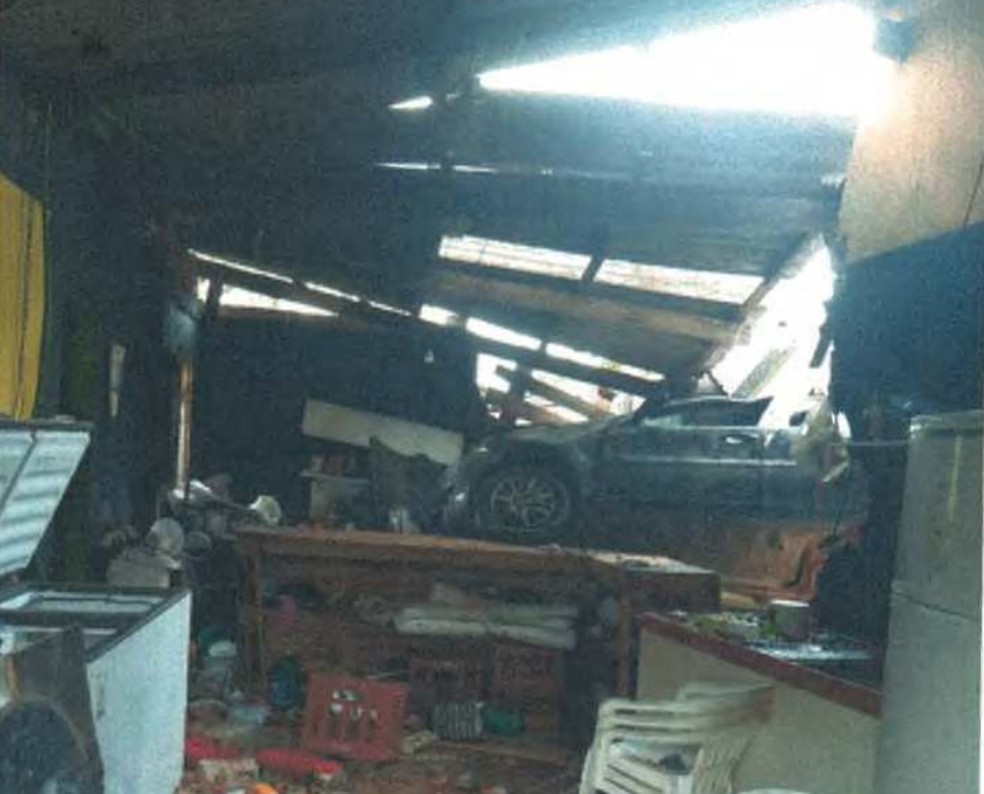 Carro foi parar na cozinha da churrascaria após acidente em Rio Branco — Foto: Reprodução