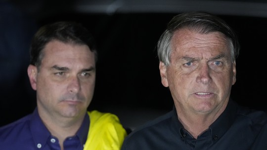 Flávio diz que postagem partiu dele e que Bolsonaro não teve intenção de burlar medidas cautelares