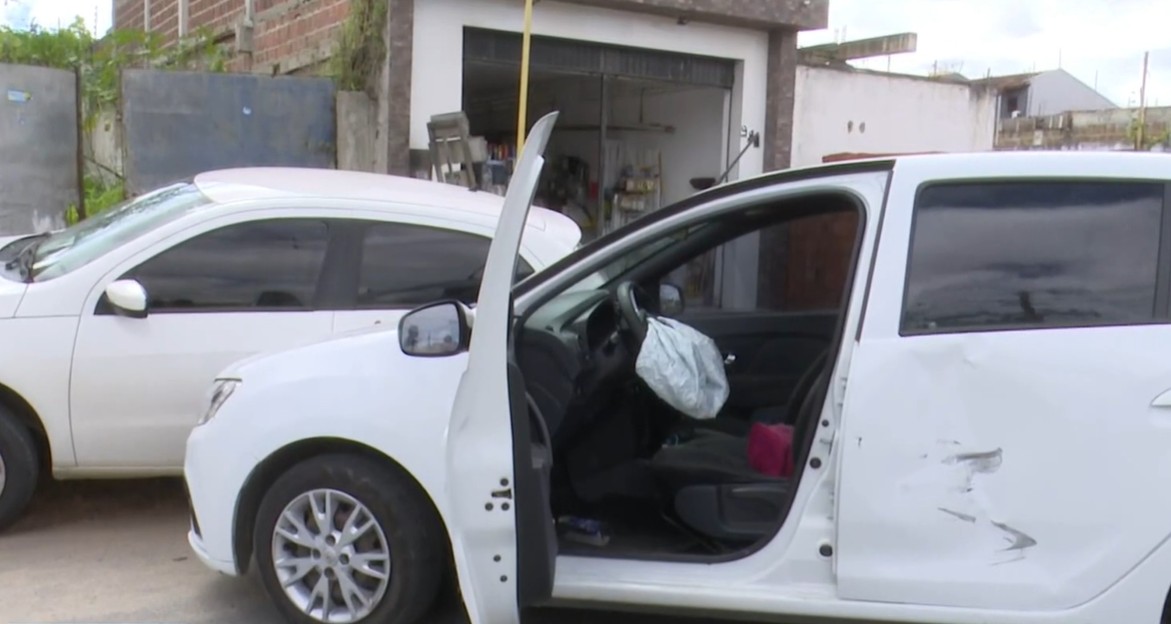 Dupla rouba carro de motorista por aplicativo e causa acidente, em Campina Grande