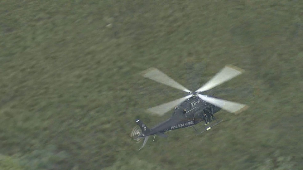 Helicóptero da Polícia Civil durante operação na Vila Aliança na manhã desta quinta (20) — Foto: Reprodução