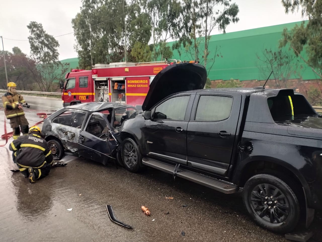 Batida frontal na BR-040 deixa dois mortos e uma família ferida em Paracatu