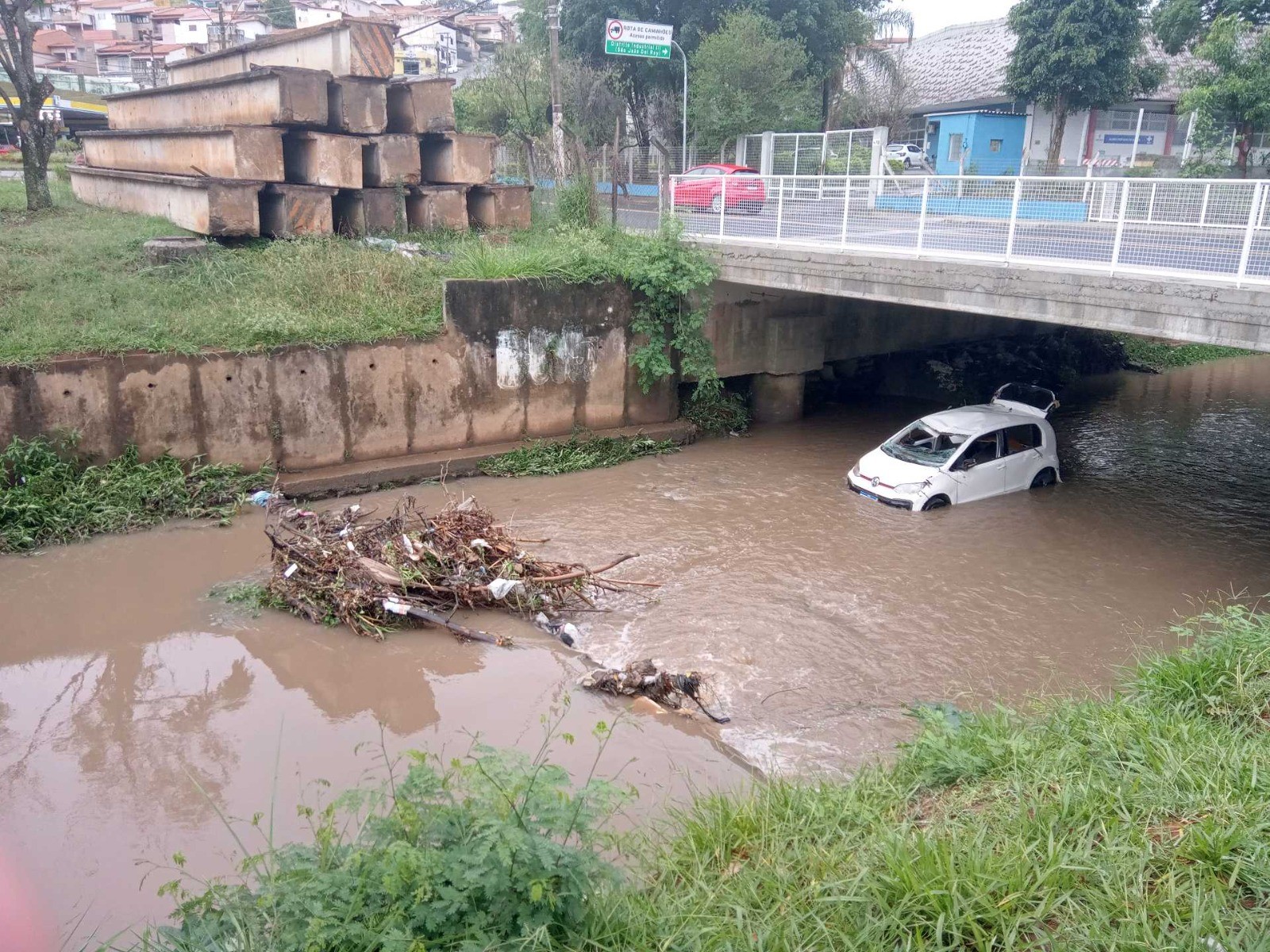 Carro cai em rio e deixa duas pessoas feridas em Bragança Paulista, SP