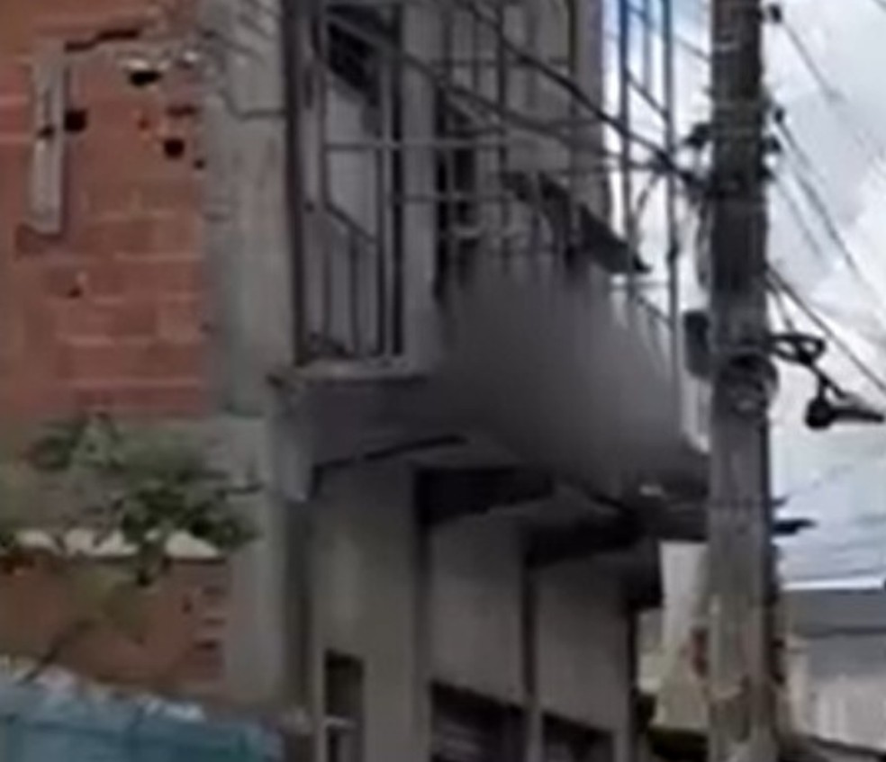 Dois operários sofrem acidente em construção em Feira de Santana, no interior da Bahia — Foto: Reprodução/TV Subaé