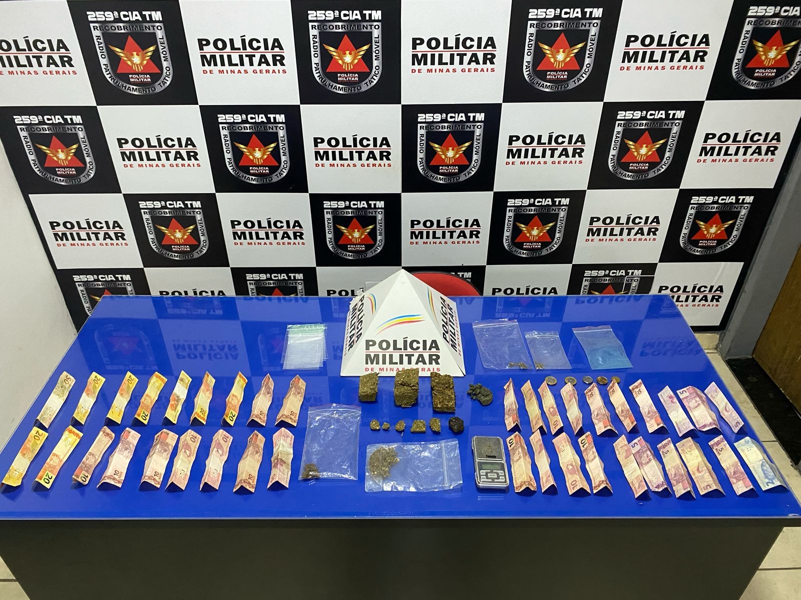Homem é preso com drogas após denúncias de que ele estaria traficando em condomínio