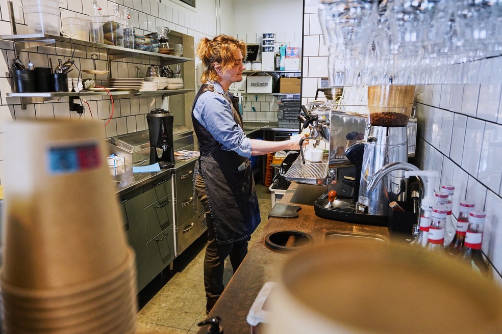 Sistema que administra o café também fez pedidos de produtos que nem fazem parte do cardápio, como tomates enlatados. — Foto: AP Photo/James Brooks