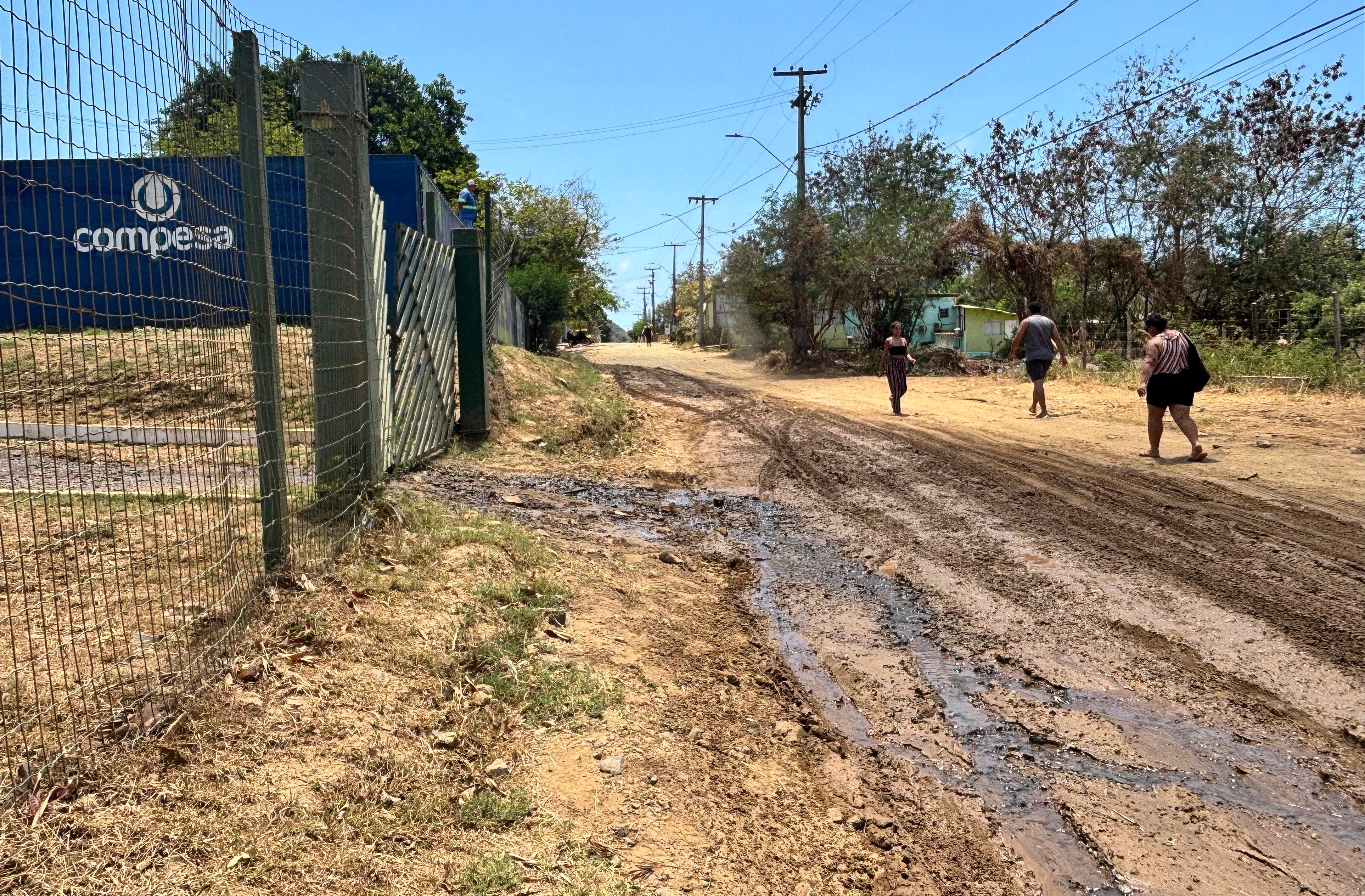 Em meio ao racionamento de água, vazamento na Compesa provoca lama e transtornos em Fernando de Noronha