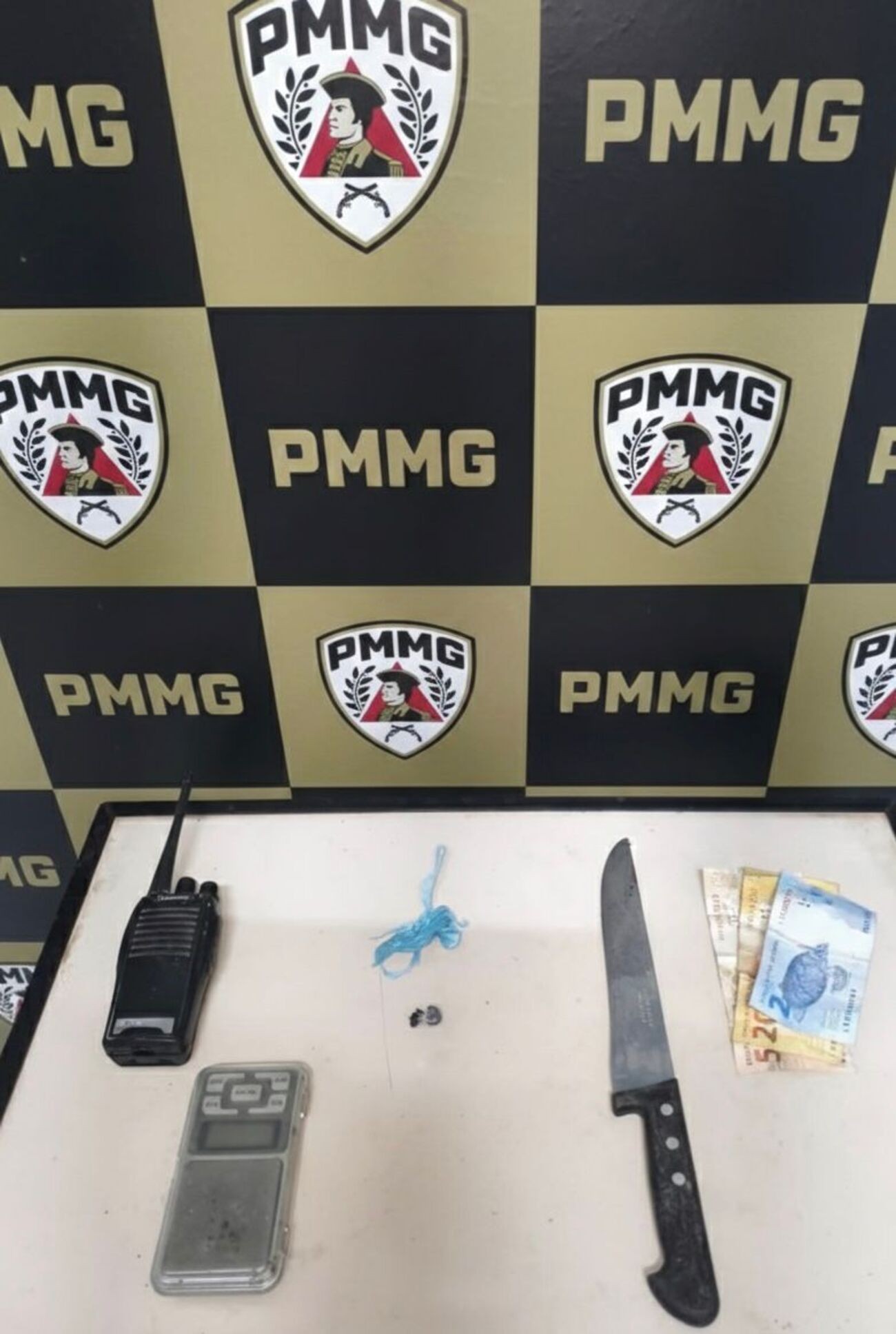 Casal é preso após homem ser gravemente ferido a facadas em Arinos