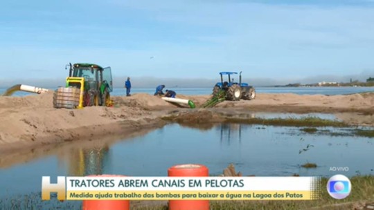 Tratores ajudam a abrir canais para o escoamento da água em Pelotas - Programa: Jornal Hoje 