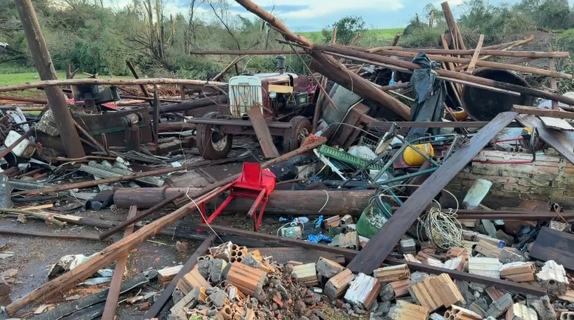 Fen&ocirc;meno atingiu a cidade de Giru&aacute;, no Noroeste do estado &mdash; Foto: Tamires Hanke/RBS TV