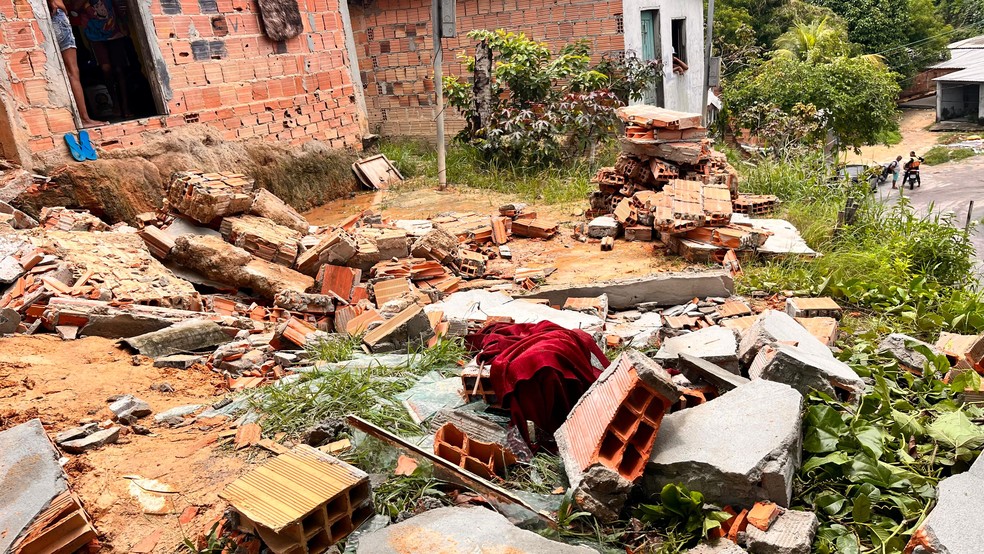 Muro de casa desaba durante chuva que atinge Manaus. — Foto: Gato Junior/Rede Amazônica