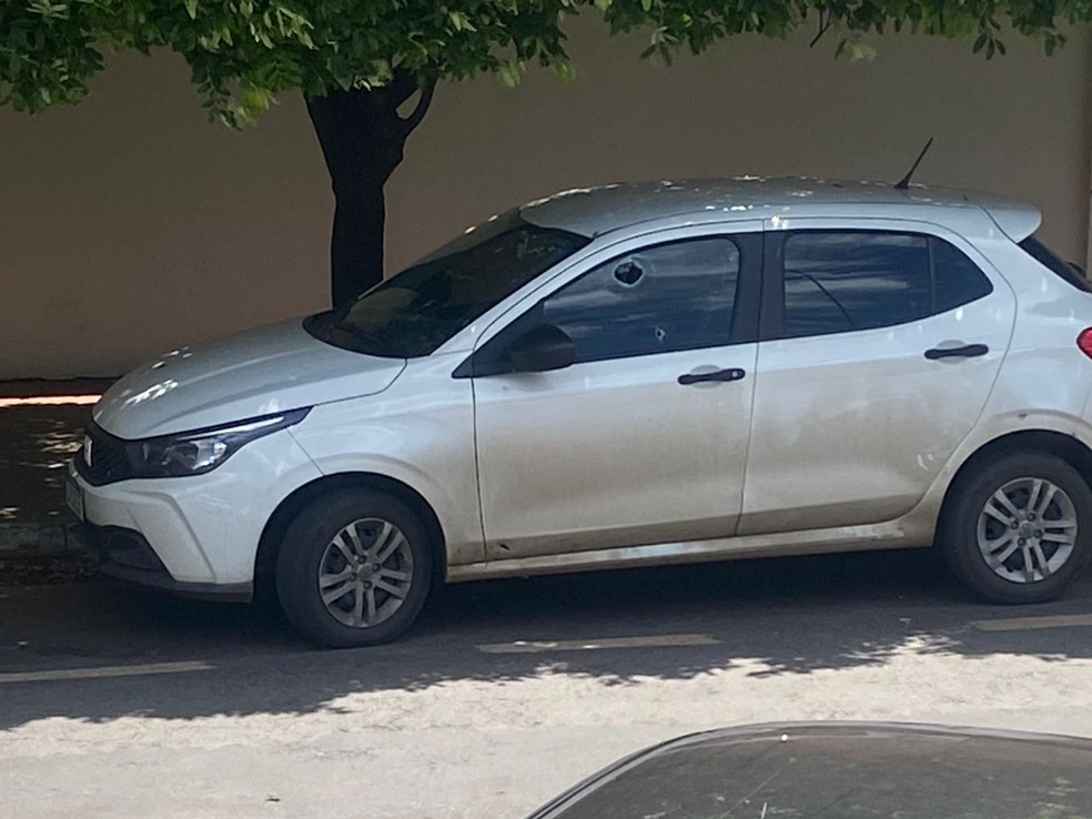 Carro estacionado foi atingido durante troca de tiros entre policiais em Cuiabá — Foto: Nathan Goulart/TVCA