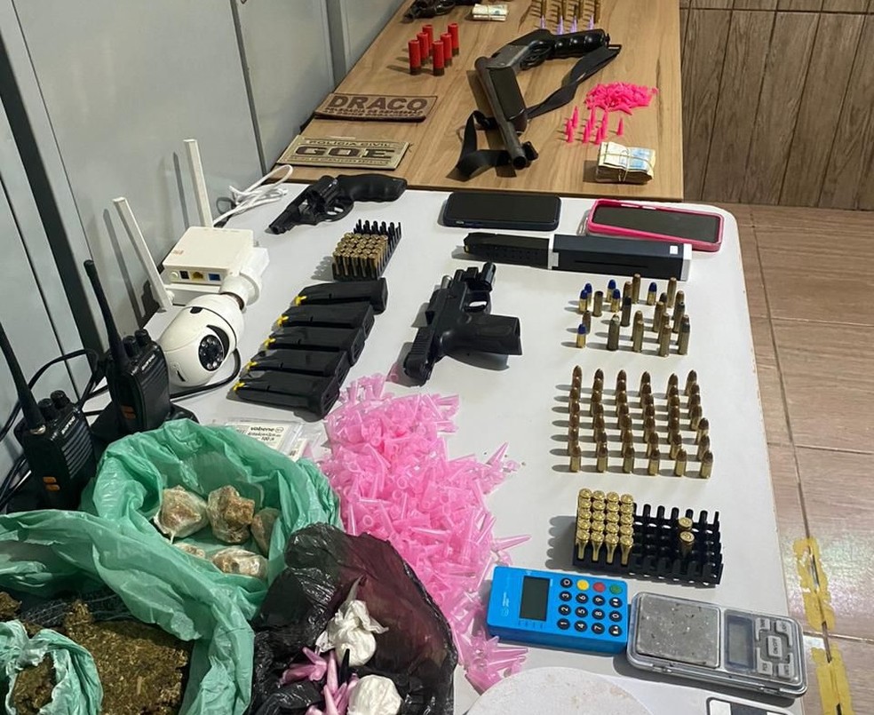 Armas, munições e drogas também foram apreendidas — Foto: Antônio Vieira/TV Cabo Branco