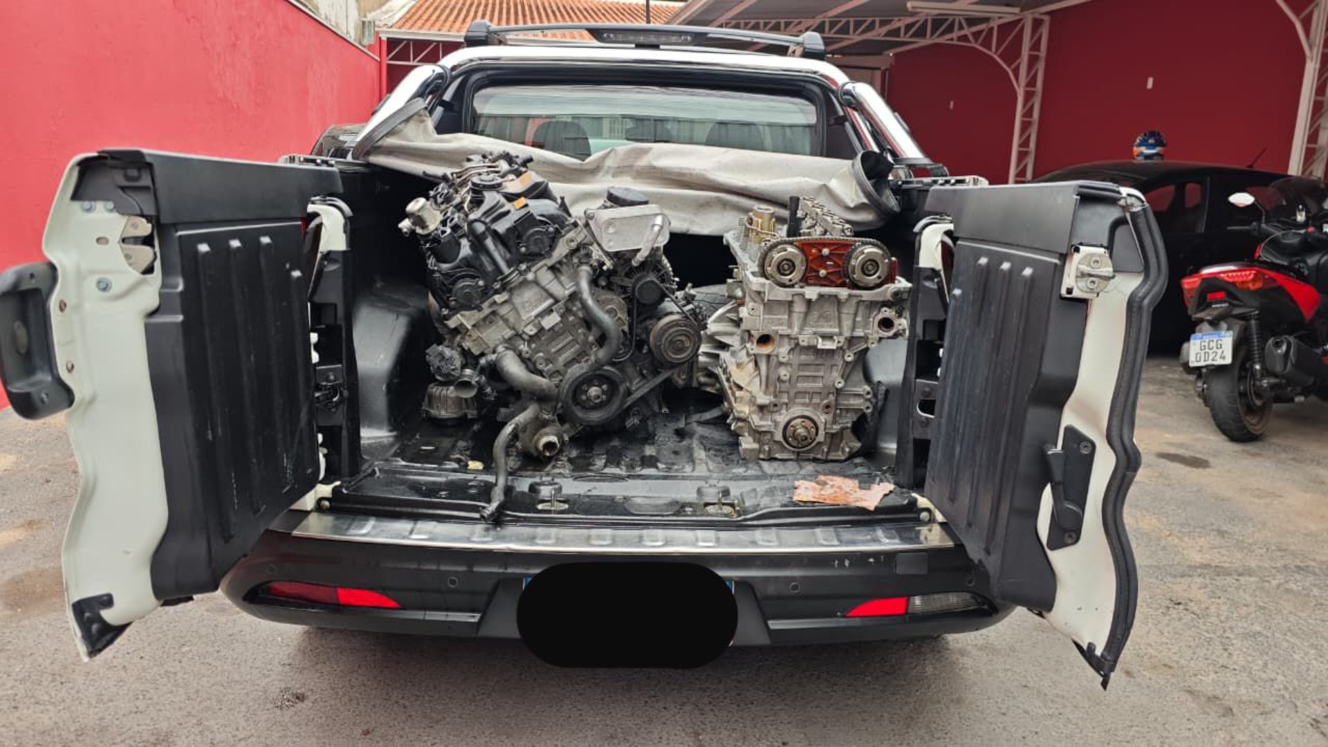 
Polícia Civil apreende carros de luxo e motores com numeração adulterada em galpão de Várzea Paulista