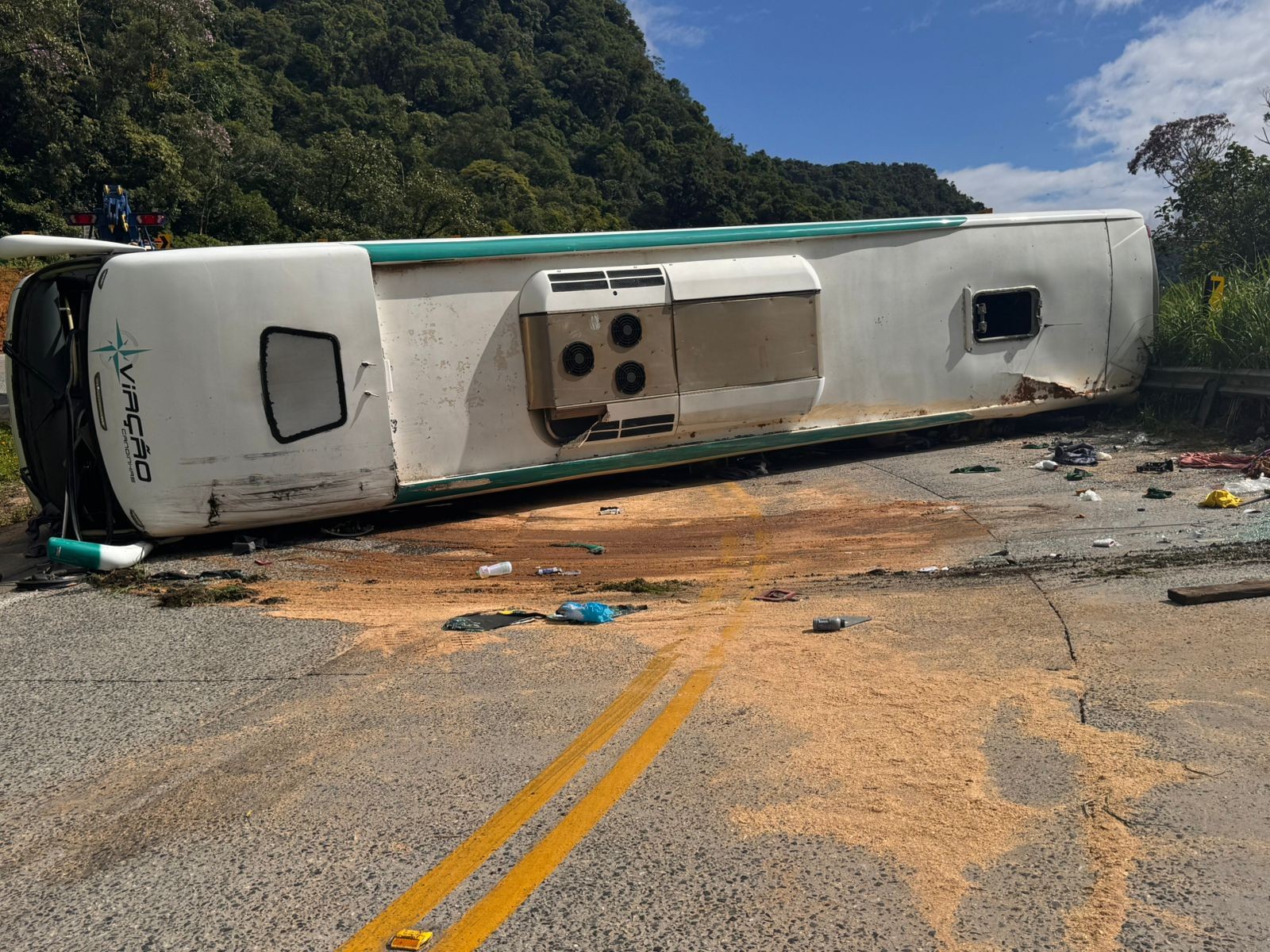 'Só senti que foi virando', diz passageiro de ônibus que tombou em SC a caminho do Beto Carrero World